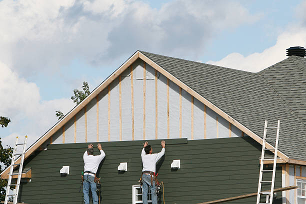 Professional Vinyl Siding technician working in Worthington, KY